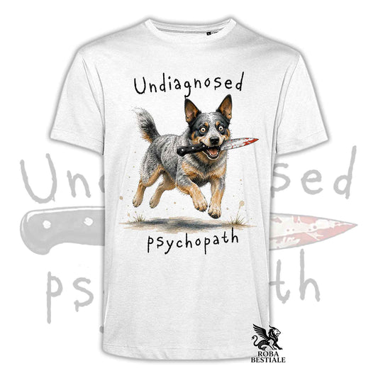 T-shirt bianca stampata con un Australian Cattle Dog che tiene un coltello tra i denti. Grafica originale Roba Bestiale, collezione Psychopath