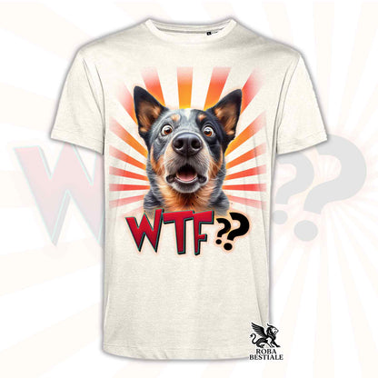 T-shirt beige stampata con un Australian Cattle Dog con espressione sorpresa. Grafica originale Roba Bestiale, collezione WTF??