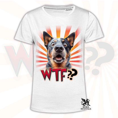 T-shirt bianca stampata con un Australian Cattle Dog con espressione sorpresa. Grafica originale Roba Bestiale, collezione WTF??
