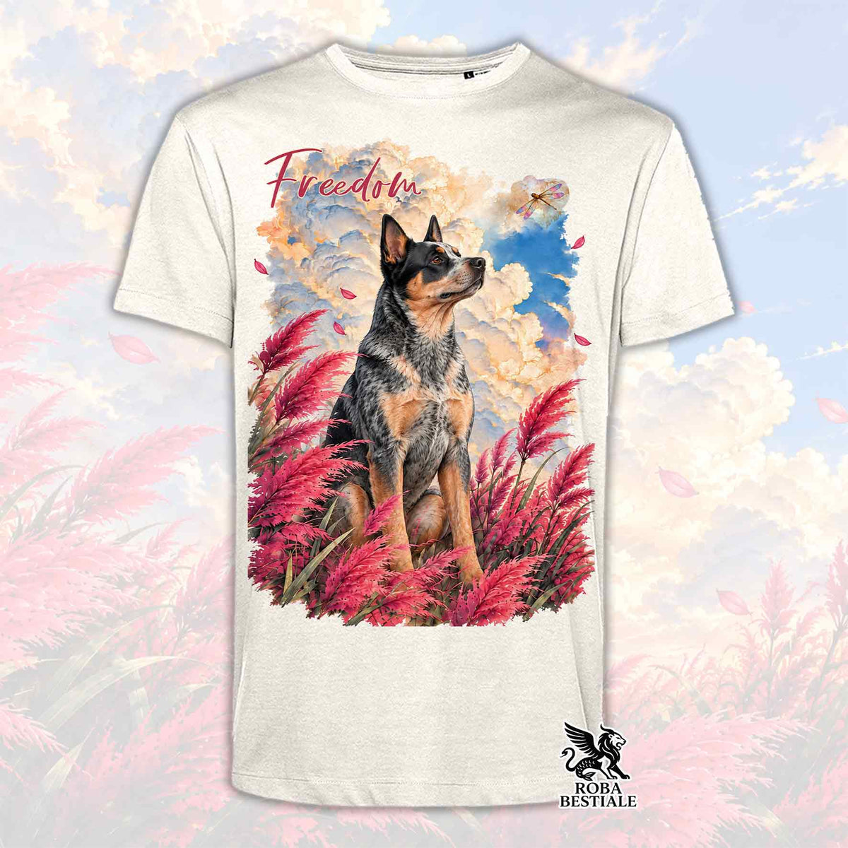T-shirt bianca con cane AUSTRALIAN CATTLE DOG, piume rosse/azzurre e scritta Freedom