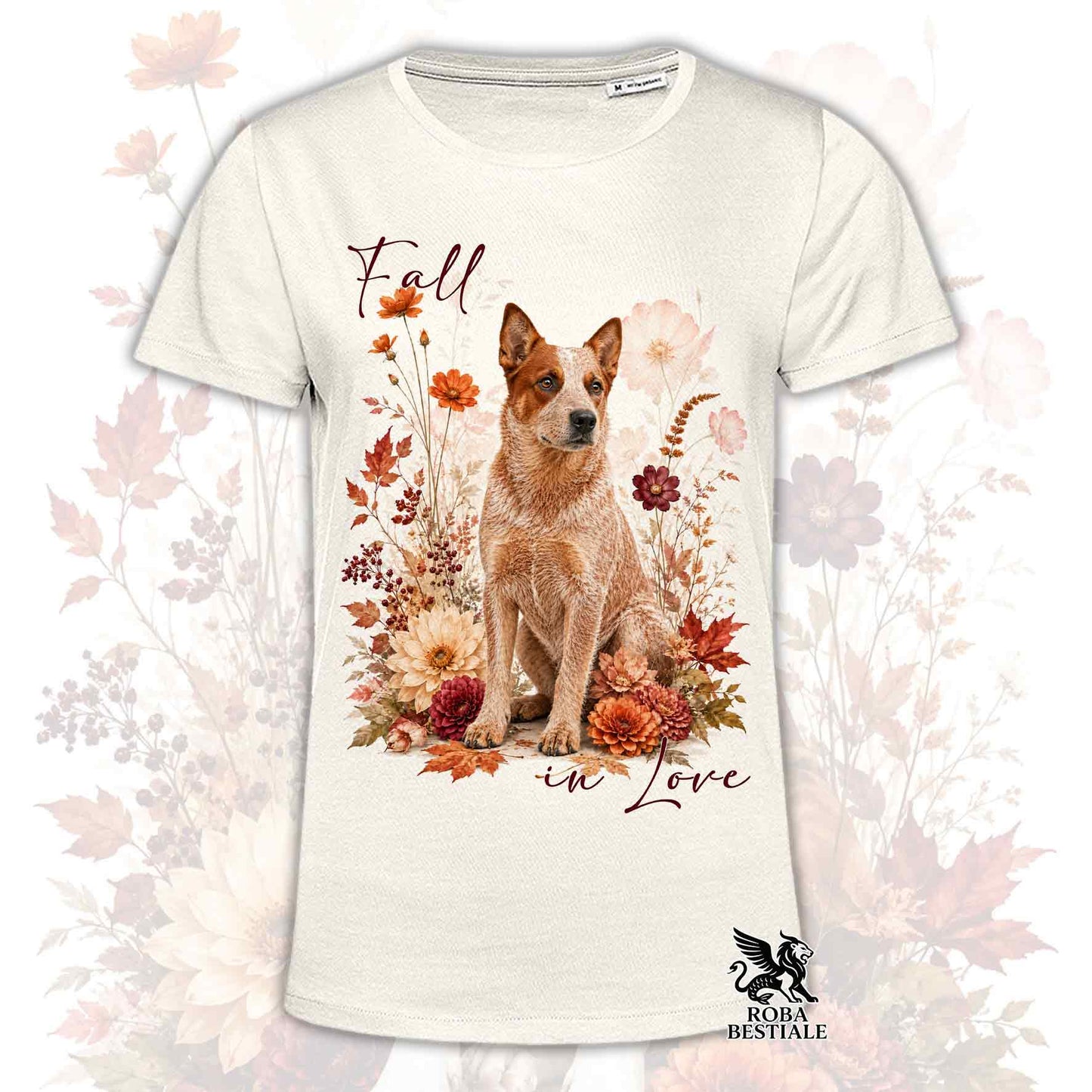 T-shirt bianca stampata con un Australian Cattle Dog seduto in mezzo a fiori e foglie autunnali. Grafica originale Roba Bestiale, collezione Fall