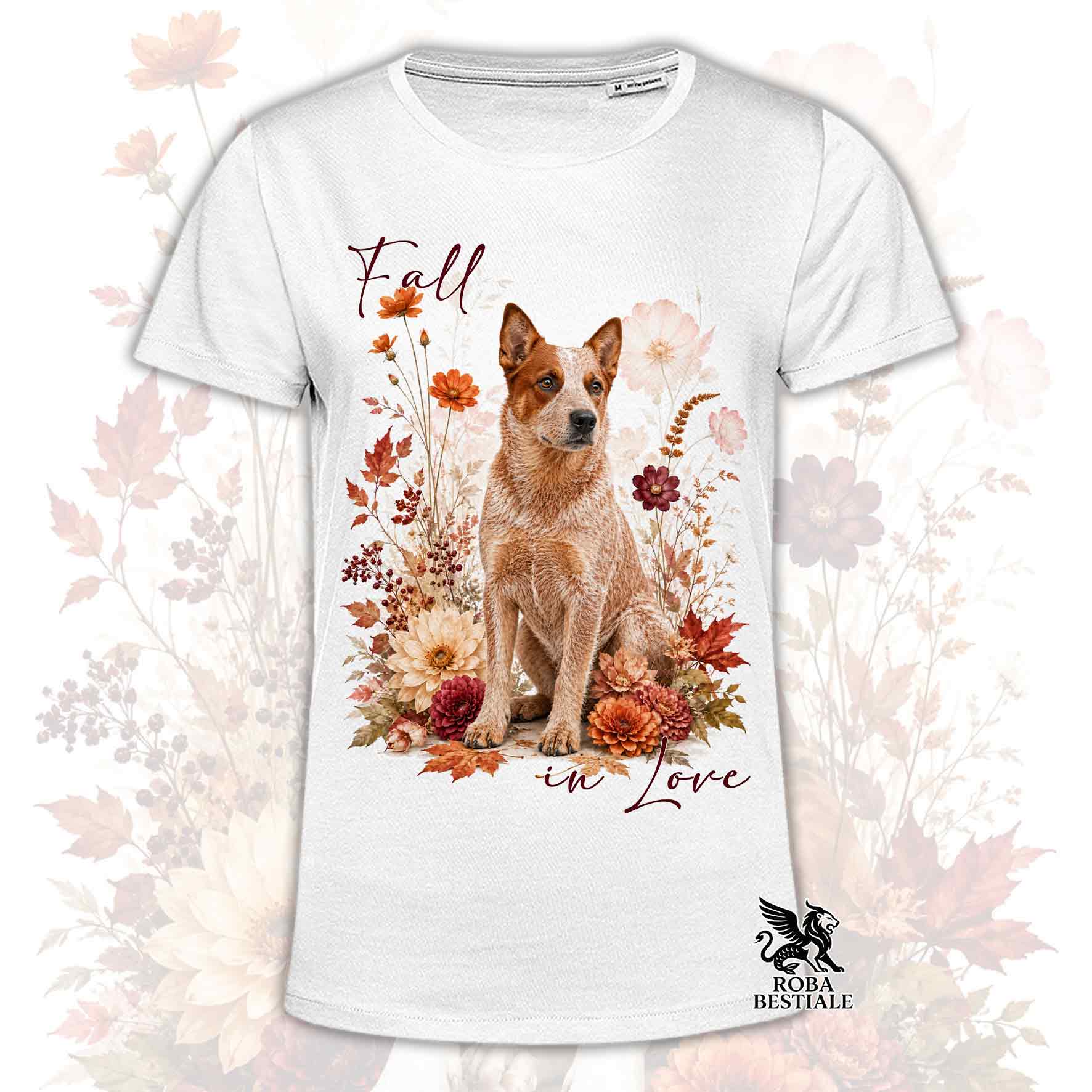 T-shirt bianca stampata con un Australian Cattle Dog seduto in mezzo a fiori e foglie autunnali. Grafica originale Roba Bestiale, collezione Fall