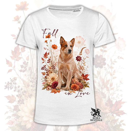 T-shirt bianca stampata con un Australian Cattle Dog seduto in mezzo a fiori e foglie autunnali. Grafica originale Roba Bestiale, collezione Fall