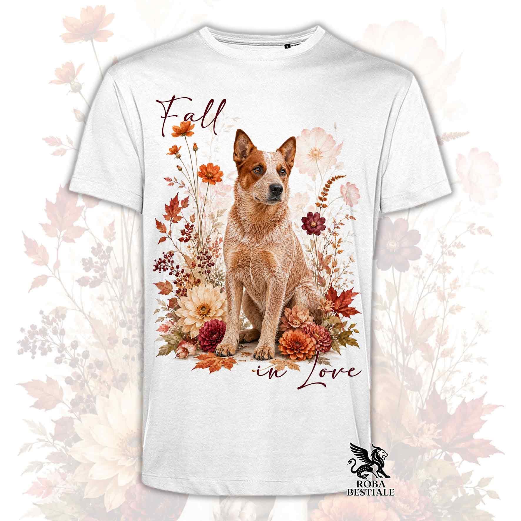T-shirt bianca stampata con un Australian Cattle Dog seduto in mezzo a fiori e foglie autunnali. Grafica originale Roba Bestiale, collezione Fall