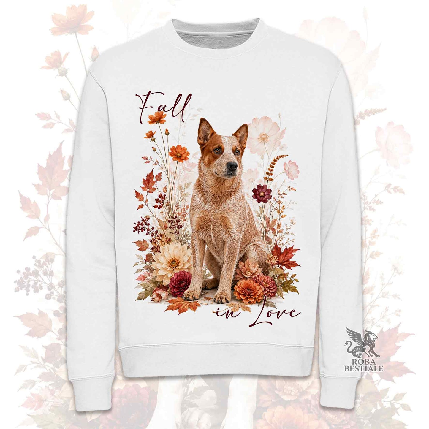 Felpa girocollo bianca stampata con un Australian Cattle Dog seduto in mezzo a fiori e foglie autunnali. Grafica originale Roba Bestiale, collezione Fall in Love