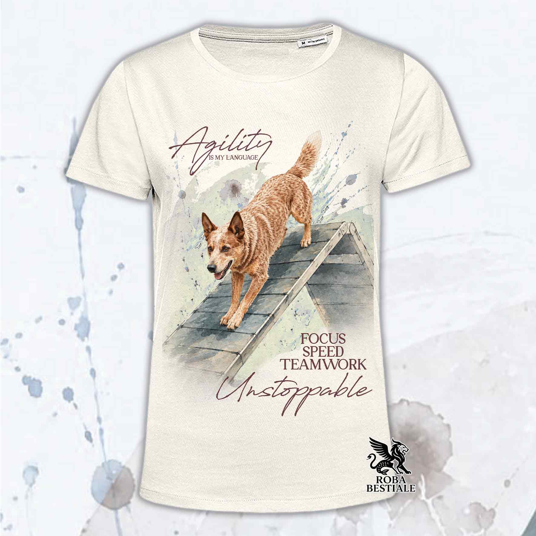 T-shirt beige stampata con un Australian Cattle Dog che fa Agility. Grafica originale Roba Bestiale, collezione A-Frame