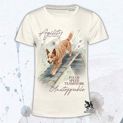 T-shirt beige stampata con un Australian Cattle Dog che fa Agility. Grafica originale Roba Bestiale, collezione A-Frame