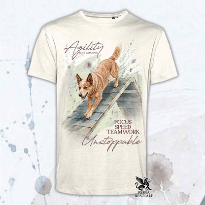 T-shirt beige stampata con un Australian Cattle Dog che fa Agility. Grafica originale Roba Bestiale, collezione A-Frame