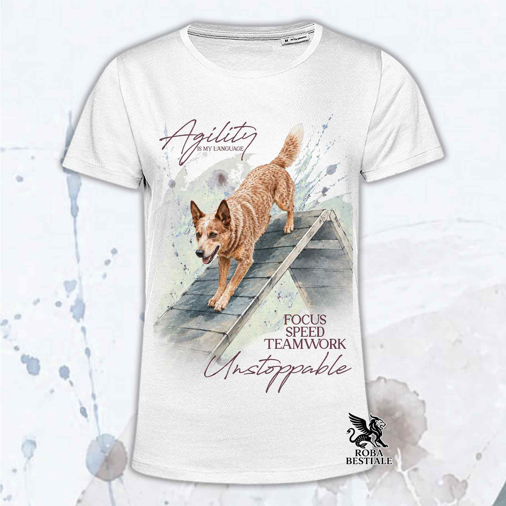 T-shirt bianca stampata con un Australian Cattle Dog che fa Agility. Grafica originale Roba Bestiale, collezione A-Frame