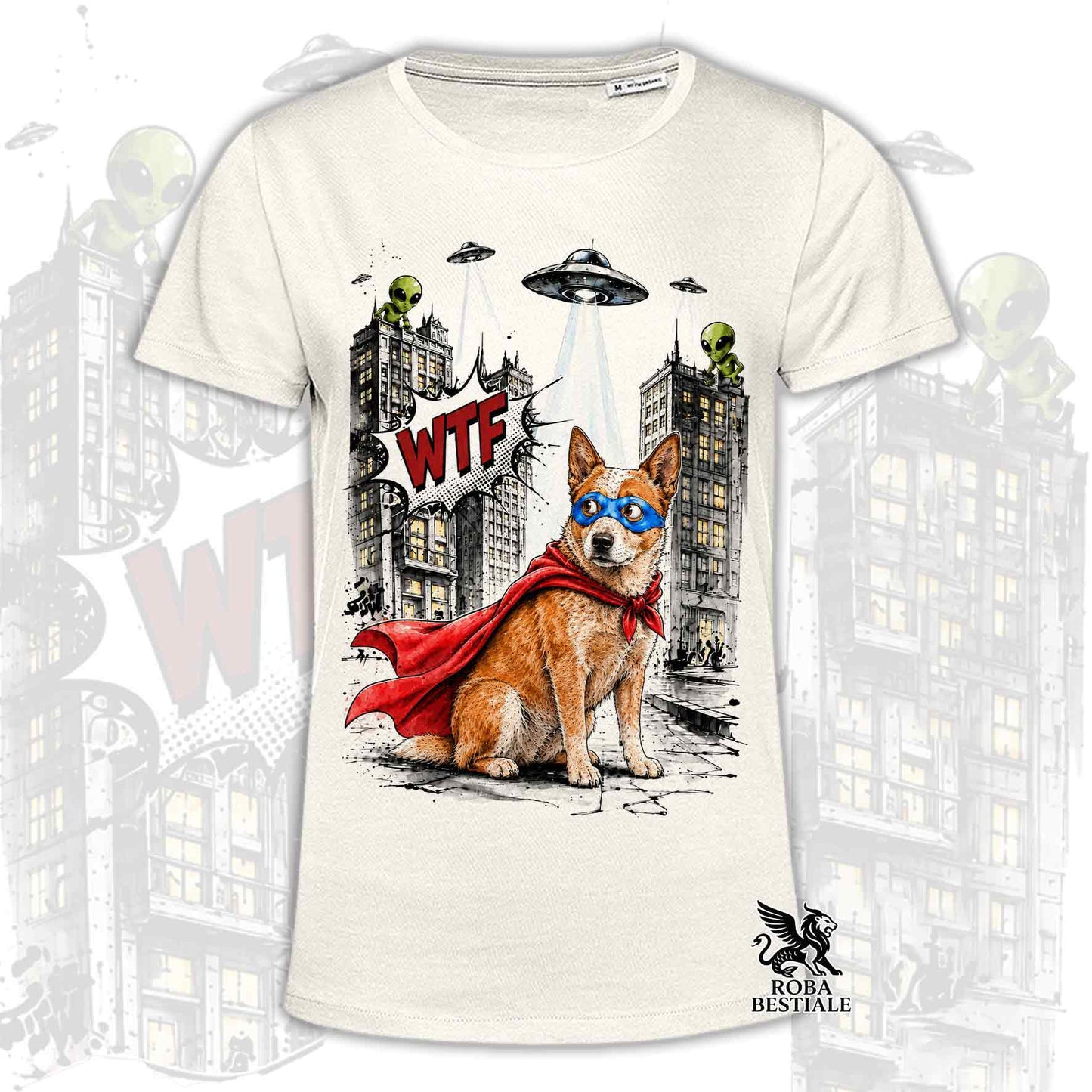 T-shirt beige stampata con un Australian Cattle Dog con espressione sorpresa, vestito da Super Eroe. Grafica originale Roba Bestiale, collezione Hero