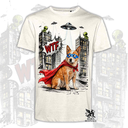 T-shirt beige stampata con un Australian Cattle Dog con espressione sorpresa, vestito da Super Eroe. Grafica originale Roba Bestiale, collezione Hero