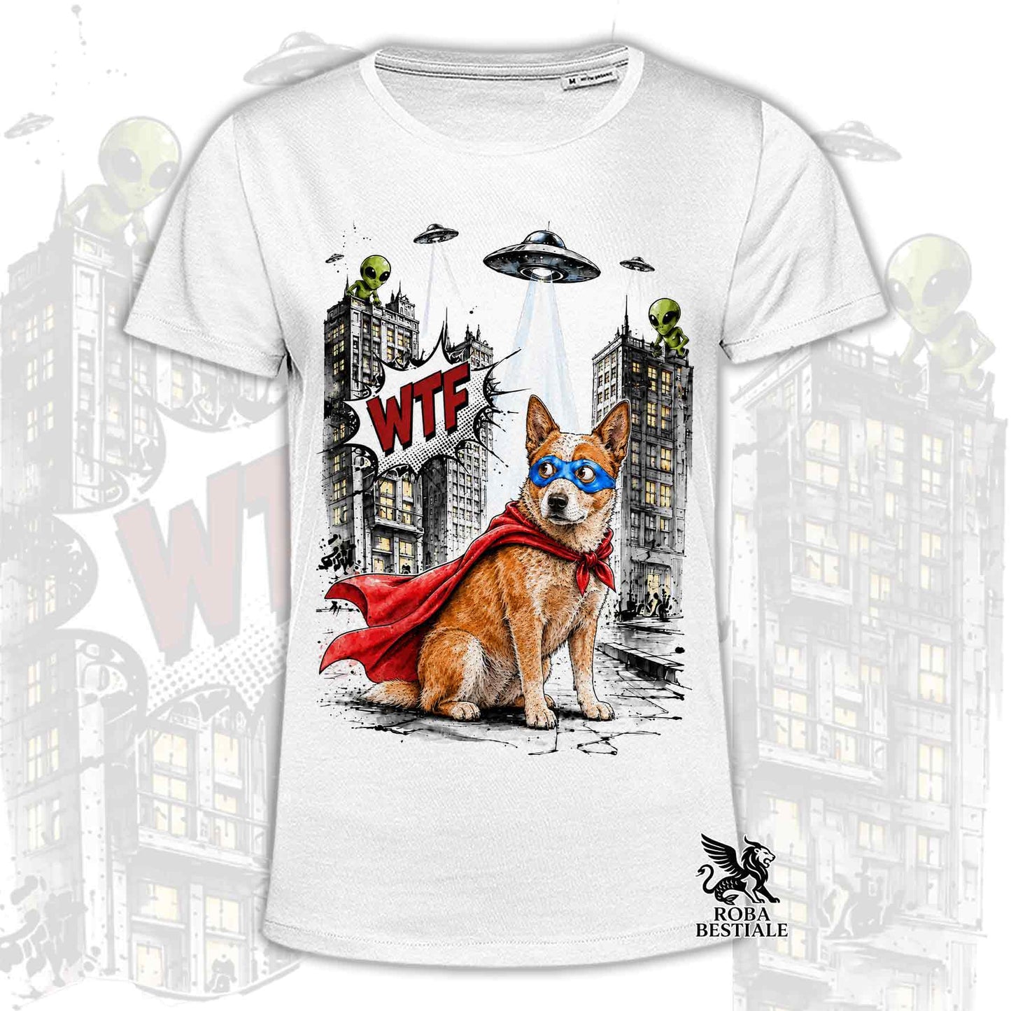 T-shirt bianca stampata con un Australian Cattle Dog con espressione sorpresa, vestito da Super Eroe. Grafica originale Roba Bestiale, collezione Hero