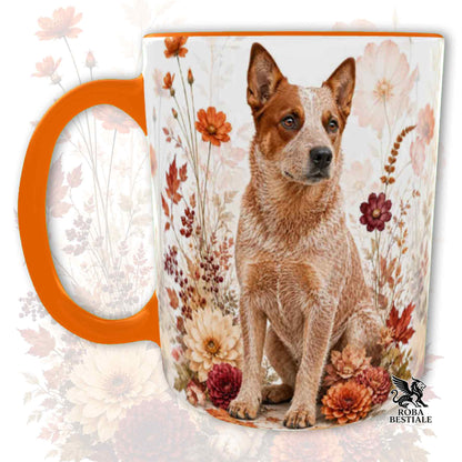 Tazza con la stampa di un Australian Cattle Dog seduto in mezzo a fiori e foglie autunnali. Grafica originale Roba Bestiale, collezione Fall in Love