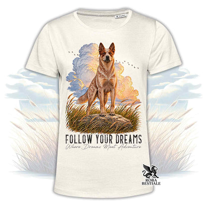 T-shirt beige stampata con un Australian Cattle Dog. Grafica originale Roba Bestiale, collezione Dream