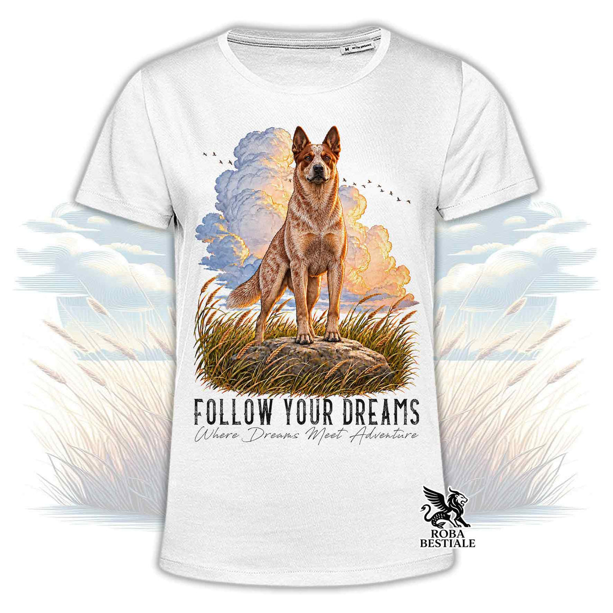 T-shirt bianca stampata con un Australian Cattle Dog. Grafica originale Roba Bestiale, collezione Dream