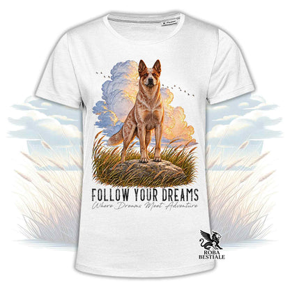 T-shirt bianca stampata con un Australian Cattle Dog. Grafica originale Roba Bestiale, collezione Dream