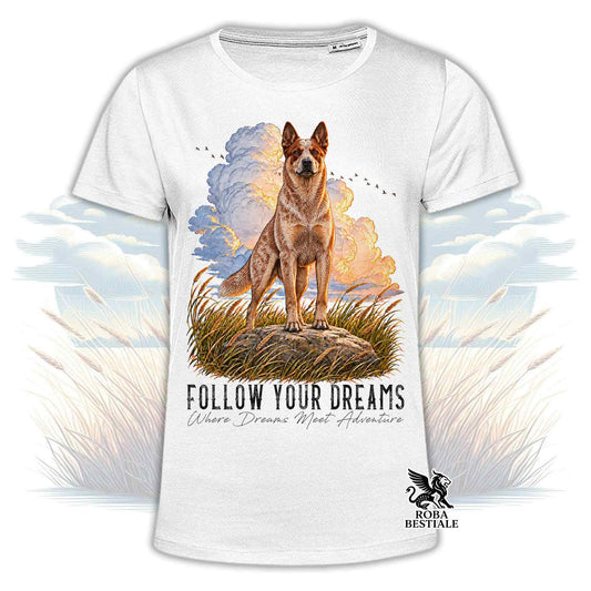 T-shirt bianca stampata con un Australian Cattle Dog. Grafica originale Roba Bestiale, collezione Dream