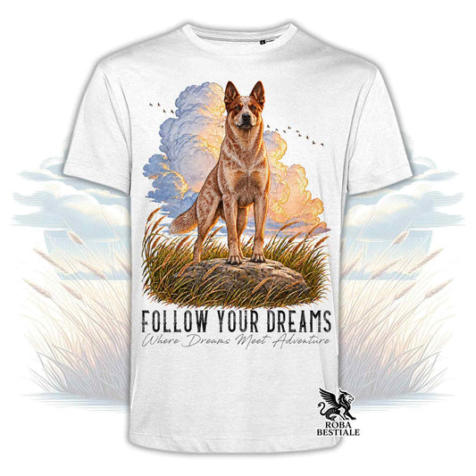 T-shirt bianca stampata con un Australian Cattle Dog. Grafica originale Roba Bestiale, collezione Dream