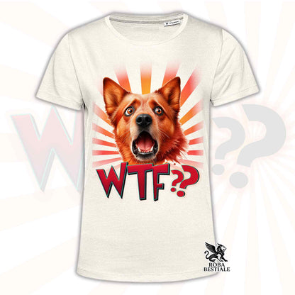 T-shirt beige stampata con un Australian Cattle Dog con espressione sorpresa. Grafica originale Roba Bestiale, collezione WTF??