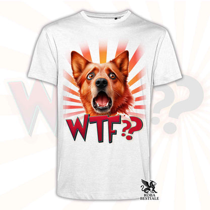 T-shirt bianca stampata con un Australian Cattle Dog con espressione sorpresa. Grafica originale Roba Bestiale, collezione WTF??