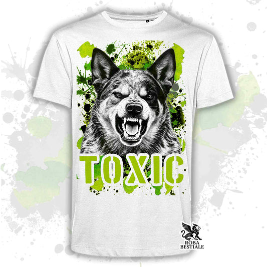 T-shirt bianca stampata con un Australian Cattle Dog con espressione arrabbiata. Grafica originale Roba Bestiale, collezione Toxic