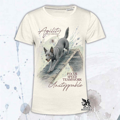 T-shirt beige stampata con un Australian Kelpie che fa Agility. Grafica originale Roba Bestiale, collezione A-Frame