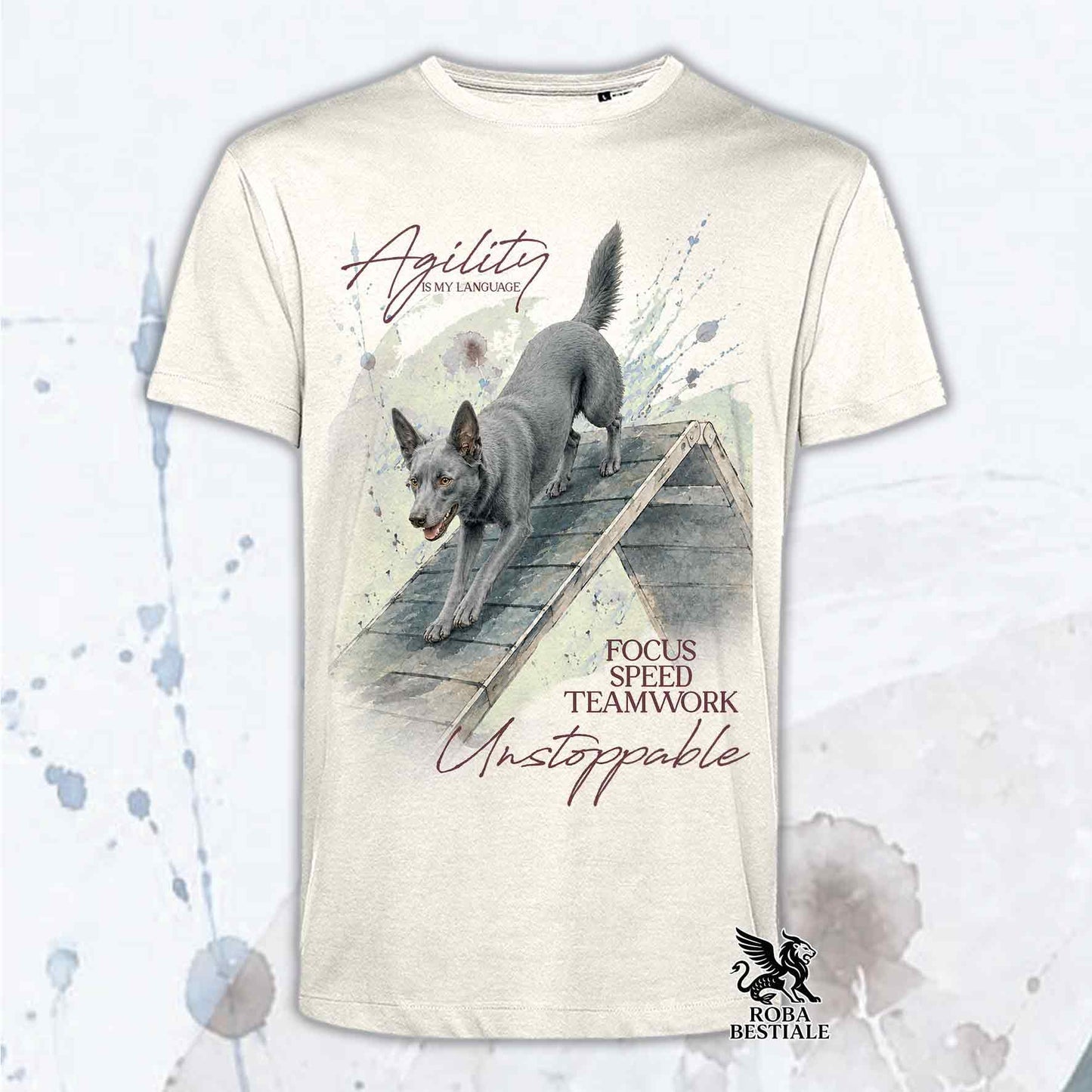 T-shirt beige stampata con un Australian Kelpie che fa Agility. Grafica originale Roba Bestiale, collezione A-Frame