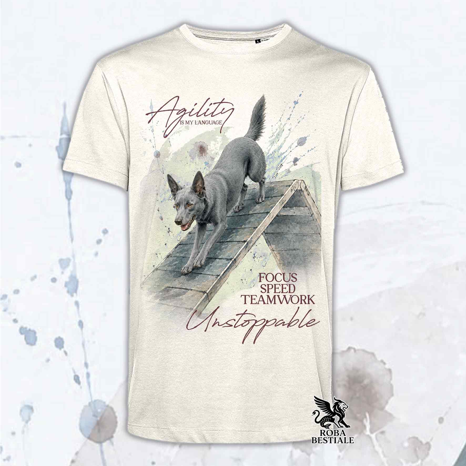 T-shirt beige stampata con un Australian Kelpie che fa Agility. Grafica originale Roba Bestiale, collezione A-Frame