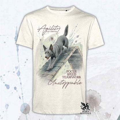 T-shirt beige stampata con un Australian Kelpie che fa Agility. Grafica originale Roba Bestiale, collezione A-Frame