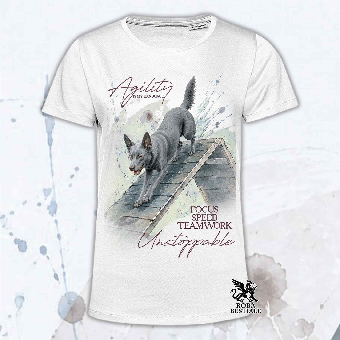T-shirt bianca stampata con un Australian Kelpie che fa Agility. Grafica originale Roba Bestiale, collezione A-Frame