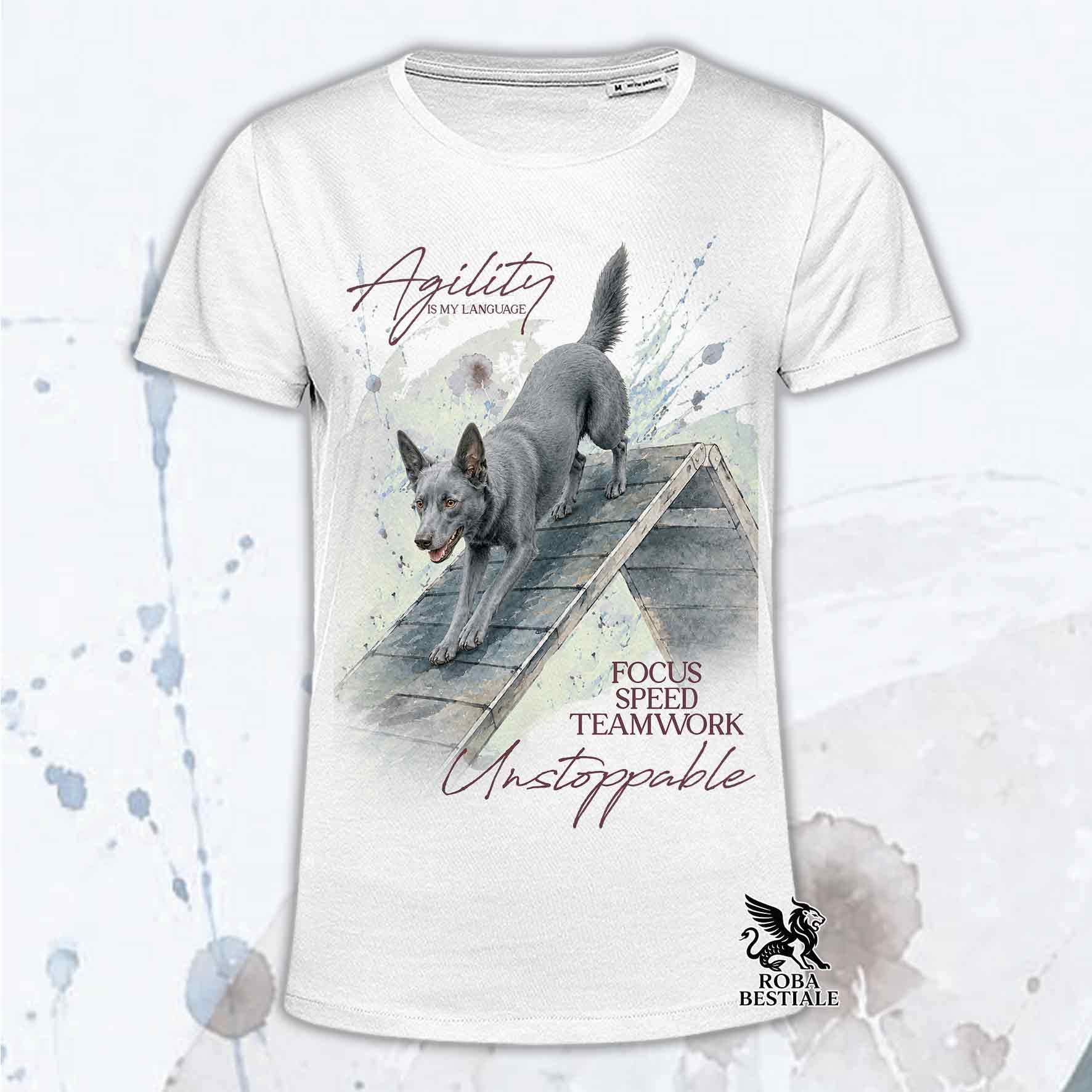 T-shirt bianca stampata con un Australian Kelpie che fa Agility. Grafica originale Roba Bestiale, collezione A-Frame