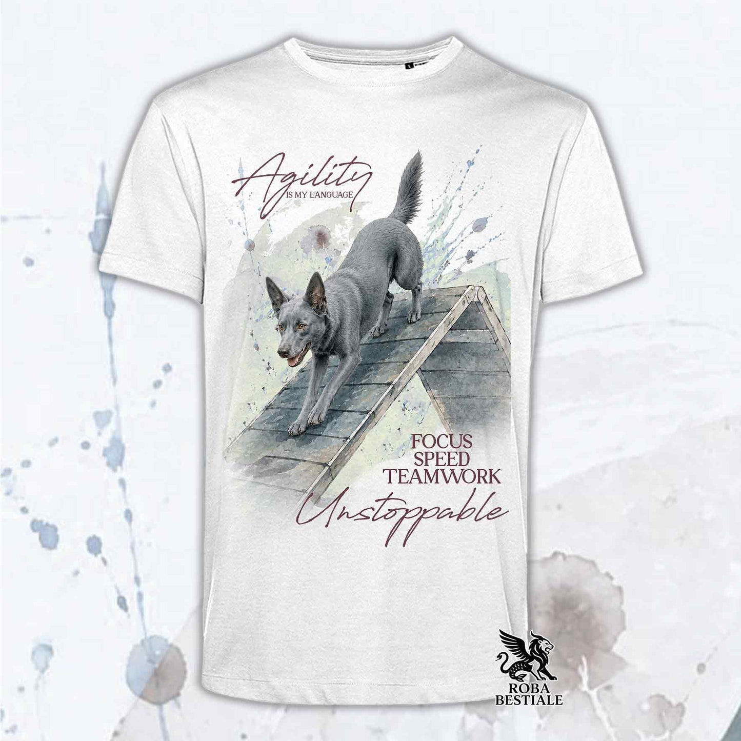 T-shirt bianca stampata con un Australian Kelpie che fa Agility. Grafica originale Roba Bestiale, collezione A-Frame