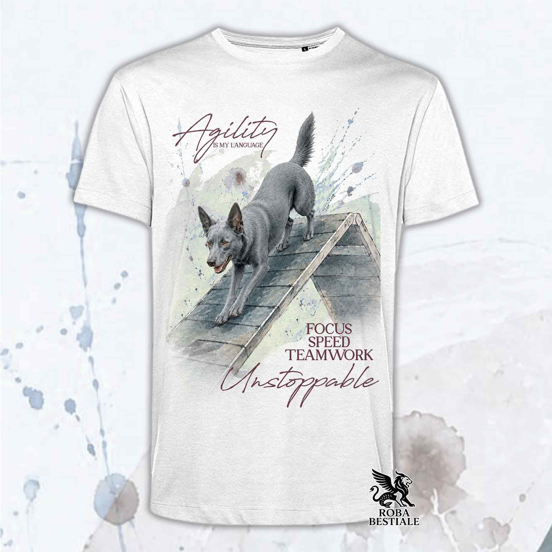 T-shirt bianca stampata con un Australian Kelpie che fa Agility. Grafica originale Roba Bestiale, collezione A-Frame