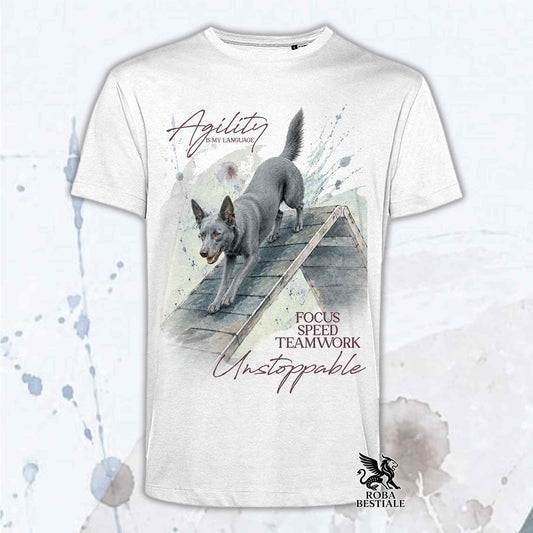 T-shirt bianca stampata con un Australian Kelpie che fa Agility. Grafica originale Roba Bestiale, collezione A-Frame
