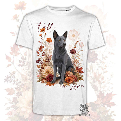 T-shirt bianca stampata con un Australian Kelpie seduto in mezzo a fiori e foglie autunnali. Grafica originale Roba Bestiale, collezione Fall
