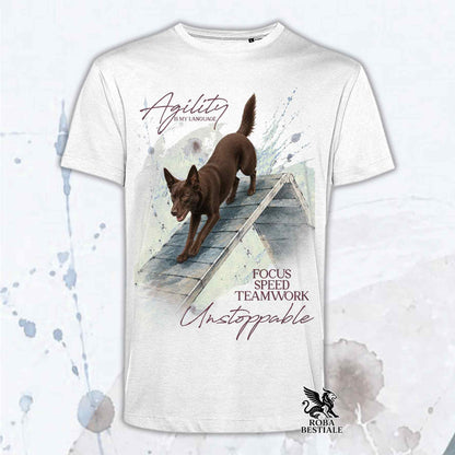 T-shirt bianca stampata con un Australian Kelpie che fa Agility. Grafica originale Roba Bestiale, collezione A-Frame