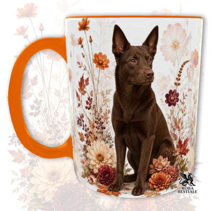 Tazza con la stampa di un Australian Kelpie seduto in mezzo a fiori e foglie autunnali. Grafica originale Roba Bestiale, collezione Fall in Love