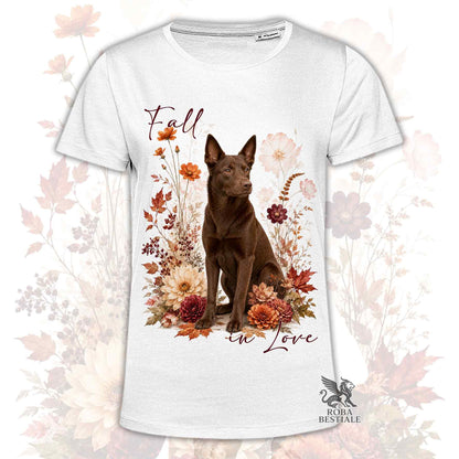T-shirt bianca stampata con un Australian Kelpie seduto in mezzo a fiori e foglie autunnali. Grafica originale Roba Bestiale, collezione Fall