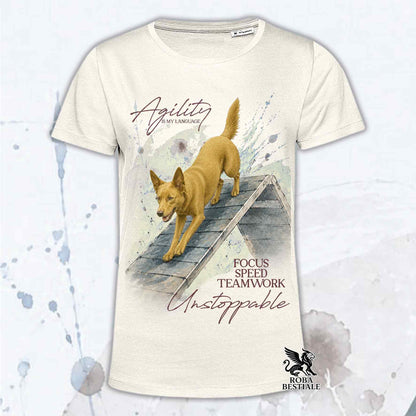T-shirt beige stampata con un Australian Kelpie che fa Agility. Grafica originale Roba Bestiale, collezione A-Frame