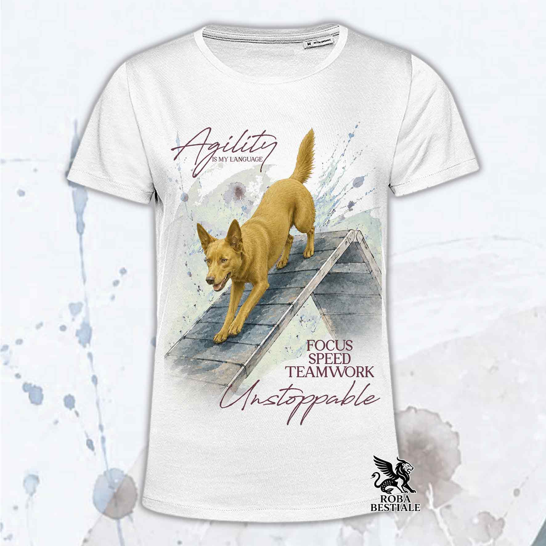 T-shirt bianca stampata con un Australian Kelpie che fa Agility. Grafica originale Roba Bestiale, collezione A-Frame