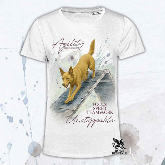 T-shirt bianca stampata con un Australian Kelpie che fa Agility. Grafica originale Roba Bestiale, collezione A-Frame