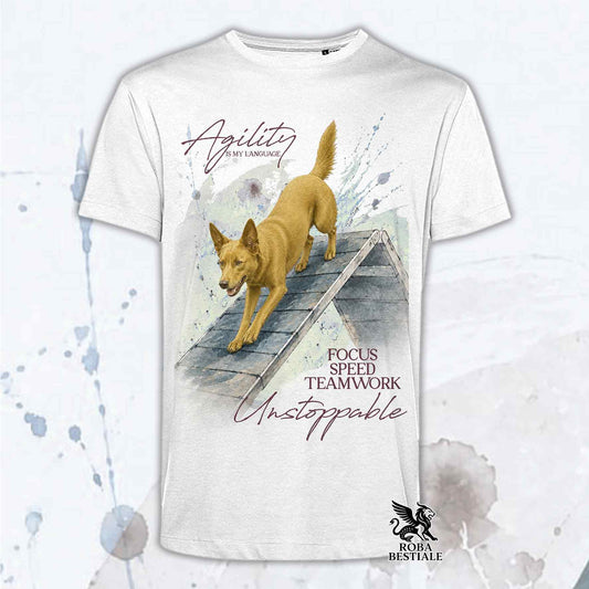 T-shirt bianca stampata con un Australian Kelpie che fa Agility. Grafica originale Roba Bestiale, collezione A-Frame