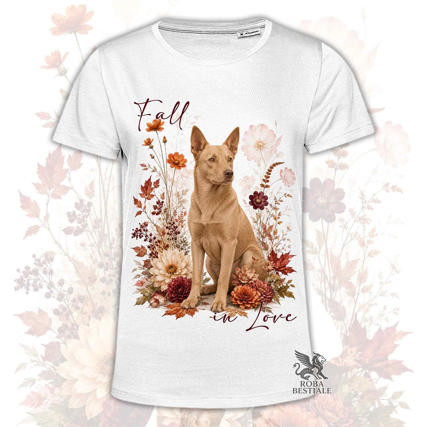 T-shirt bianca stampata con un Australian Kelpie seduto in mezzo a fiori e foglie autunnali. Grafica originale Roba Bestiale, collezione Fall