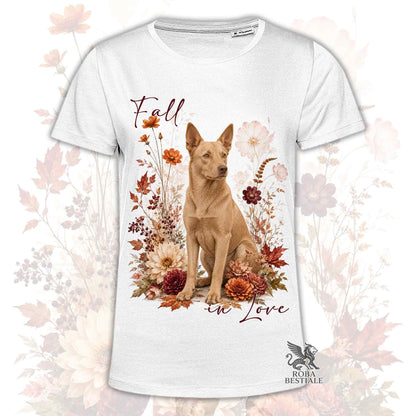 T-shirt bianca stampata con un Australian Kelpie seduto in mezzo a fiori e foglie autunnali. Grafica originale Roba Bestiale, collezione Fall
