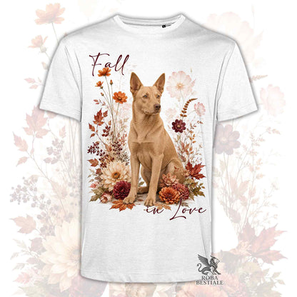 T-shirt bianca stampata con un Australian Kelpie seduto in mezzo a fiori e foglie autunnali. Grafica originale Roba Bestiale, collezione Fall