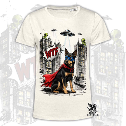 T-shirt beige stampata con un Australian Kelpie con espressione sorpresa, vestito da Super Eroe. Grafica originale Roba Bestiale, collezione Hero
