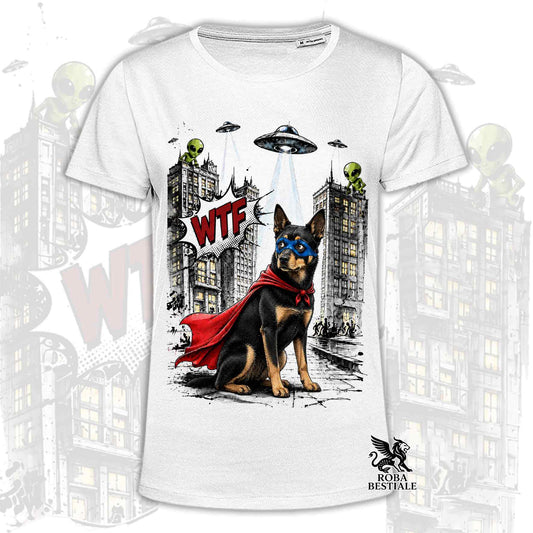 T-shirt bianca stampata con un Australian Kelpie con espressione sorpresa, vestito da Super Eroe. Grafica originale Roba Bestiale, collezione Hero