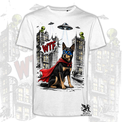 T-shirt bianca stampata con un Australian Kelpie con espressione sorpresa, vestito da Super Eroe. Grafica originale Roba Bestiale, collezione Hero