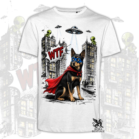 T-shirt bianca stampata con un Australian Kelpie con espressione sorpresa, vestito da Super Eroe. Grafica originale Roba Bestiale, collezione Hero