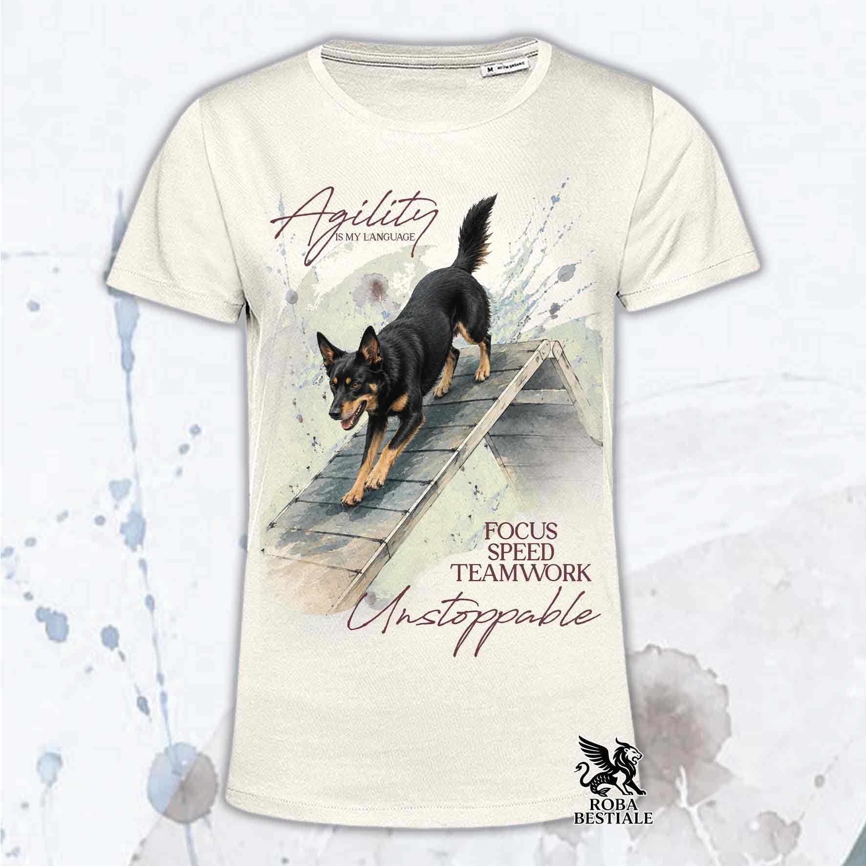 T-shirt beige stampata con un Australian Kelpie che fa Agility. Grafica originale Roba Bestiale, collezione A-Frame